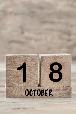 Ekim ayı için yakın plan küp takvimi kopyalama alanı olan tahta bir arkaplanda, dikey