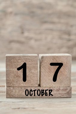 Ekim ayı için yakın plan küp takvimi kopyalama alanı olan tahta bir arkaplanda, dikey