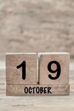 Ekim ayı için yakın plan küp takvimi kopyalama alanı olan tahta bir arkaplanda, dikey