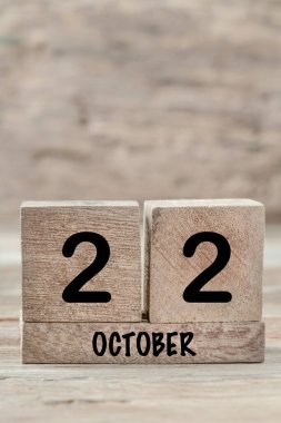 Ekim ayı için yakın plan küp takvimi kopyalama alanı olan tahta bir arkaplanda, dikey