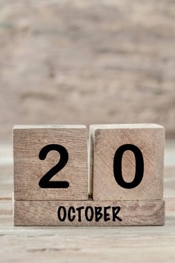Ekim ayı için yakın plan küp takvimi kopyalama alanı olan tahta bir arkaplanda, dikey