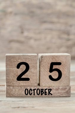 Ekim ayı için yakın plan küp takvimi kopyalama alanı olan tahta bir arkaplanda, dikey