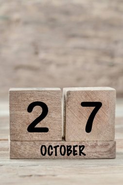 Ekim ayı için yakın plan küp takvimi kopyalama alanı olan tahta bir arkaplanda, dikey