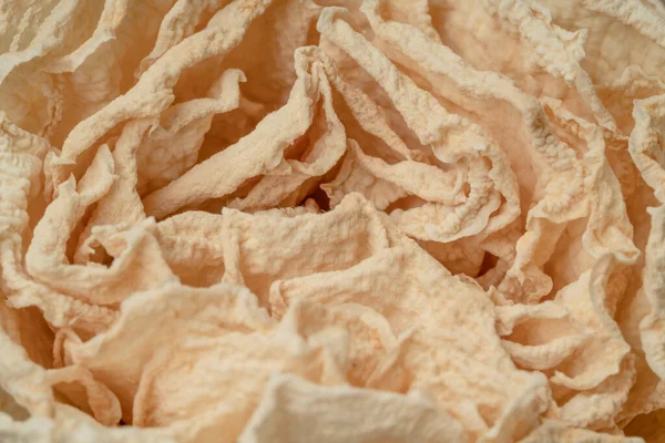 Doğal desenli arka plan, yakın plan, seçici odaklı kurumuş gül çiçeği.