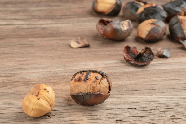 Geröstete Kastanien Auf Dem Holztisch Mit Kopierraum — Stockfoto