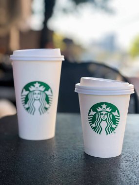 İstanbul, Türkiye - 21 Ekim 2021; Starbucks kahvesi İstanbul, Türkiye 'deki dükkandaki bardakları kaldırdı. seçici odak