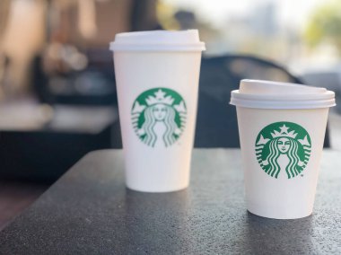 İstanbul, Türkiye - 21 Ekim 2021; Starbucks kahvesi İstanbul, Türkiye 'deki dükkandaki bardakları kaldırdı. seçici odak