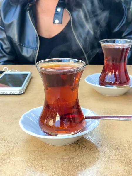 Zwei Gläser Türkischen Tee Auf Dem Tisch Mit Selektivem Fokus — Stockfoto