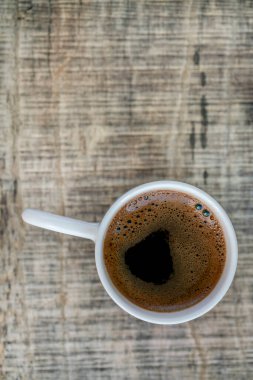 Yakın plan Türk kahvesi fotokopi alanı olan ahşap masada.