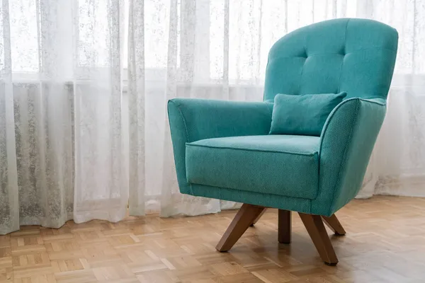 Nouveau Fauteuil Bleu Turquoise Confortable Sur Parquet Dans Salon — Photo