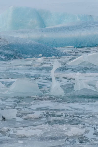 背景是冰原上的冰山在冰原上的一个泻湖 北极的风景 在冰岛 — 图库照片
