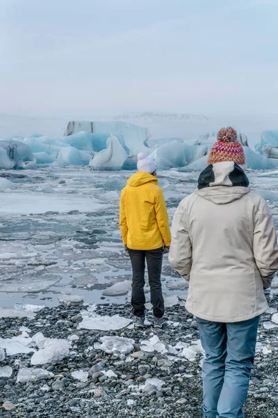 Άνθρωποι Που Περπατούν Δίπλα Από Ένα Παγόβουνο Στην Ισλανδία Ευρώπη — Φωτογραφία Αρχείου
