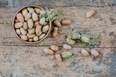 Tahta bir masada fındık kabuğuyla fındık.