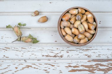 Tahta bir masada fındık kabuğuyla fındık.