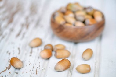 Ahşap bir masada fındık kabuklu yakın plan fındıklar