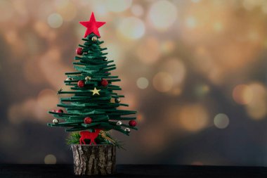 Yeni yıl, Noel 'de arka planda çam ağacı şekilli süsler ve sim yüzeyinde fotokopi alanı. Yeni yıl kartı, Noel veya Noel süsleri. 