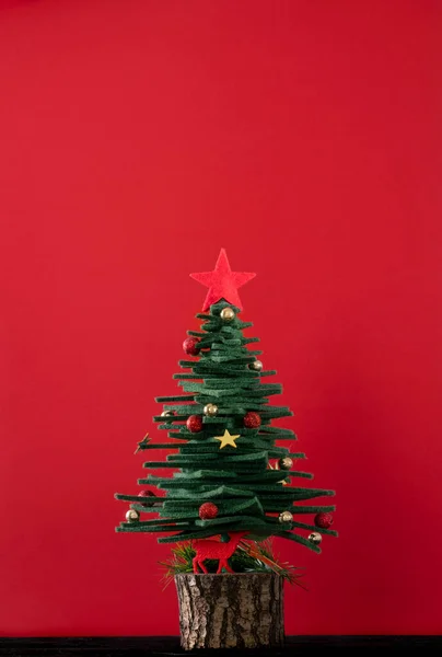 Neujahr Weihnachtsgruß Hintergrund Mit Tannenbaum Förmigen Ornamenten Über Roter Oberfläche — Stockfoto