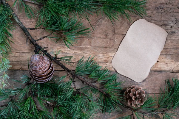 Чиста Різдвяна Листівка Гілками Соснового Дерева Шишками Дерев Яній Поверхні — стокове фото