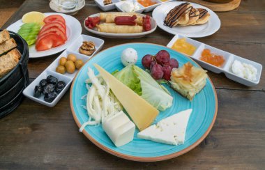 Kahvaltı, zengin ve lezzetli Türk kahvaltı masası peynir, zeytin, ekmek, fillo böreği vs. Türkiye Cumhuriyeti 'nin geleneksel yemek arkaplanının üst görünüm tablosu