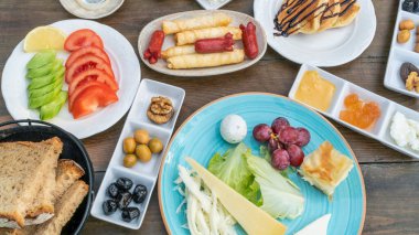 Kahvaltı, zengin ve lezzetli Türk kahvaltı masası peynir, zeytin, ekmek, fillo böreği vs. Türkiye Cumhuriyeti 'nin geleneksel yemek arkaplanının üst görünüm tablosu