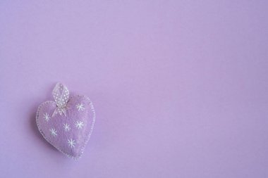 Boş tebrik kartı şablonu mor arka planda tek bir kumaş kalp ya da sevgililer günü ya da anneler günü için yüzey.