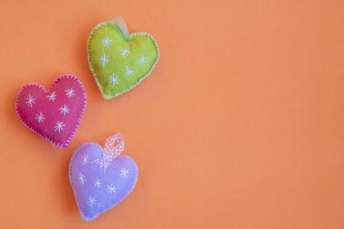 Boş moda tebrik kartı şablonu neon turuncu arka planda renkli kumaş kalpler ya da sevgililer günü ya da anneler günü için yüzey.