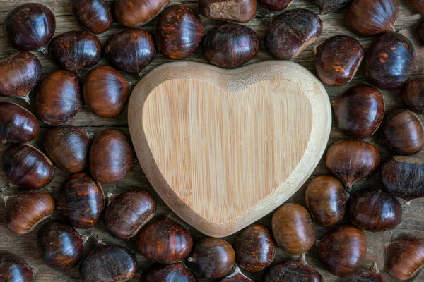 Chestnuts Ripe Raw Chestnut Fruits Wooden Background Surface Heart Shaped — Foto Stock