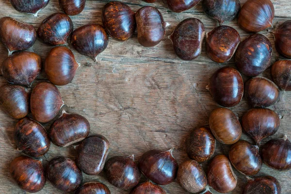 Chestnuts Ripe Raw Chestnut Fruits Wooden Background Surface Copy Space — Foto Stock