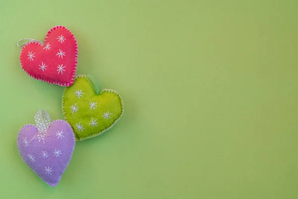 Blanco Trendy Wenskaart Sjabloon Met Kleurrijke Stoffen Hartjes Groene Achtergrond — Stockfoto