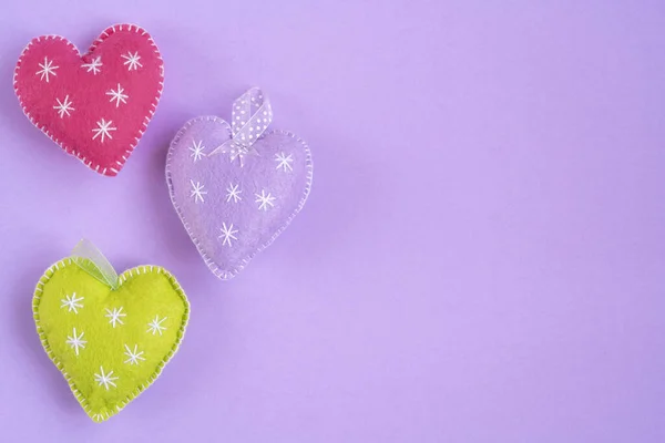 Plantilla Tarjeta Felicitación Blanco Con Corazones Tela Colores Sobre Fondo — Foto de Stock