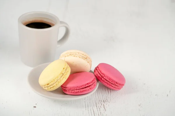 Macaroons Kávé Színes Macaroons Egy Csésze Kávét Fából Készült Asztalon — Stock Fotó