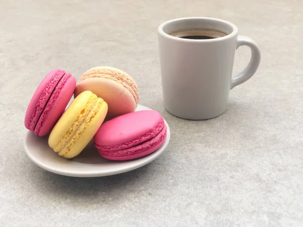 Macaroons Színes Ízletes Gyönyörű Macaroons Csésze Kávé Szürke Asztalon Vagy — Stock Fotó