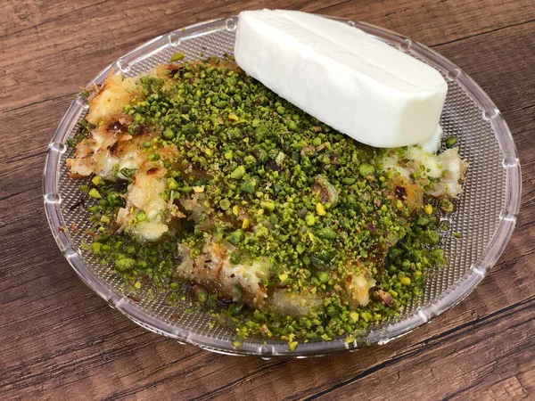 터키의 전통적 디저트인 디저트는 내부에서 치즈와 요리하여 터키에서 피스타치오와 아이스크림 — 스톡 사진