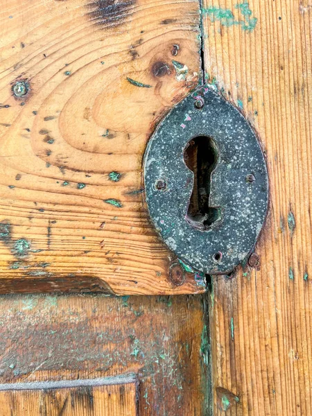 Keyhole Closed Old Textured Wooden Door Rusty Key Lock Hole — Stockfoto