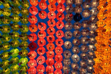 Buda'nın doğum günü (Alttan Görünüm üstünde parlayan renkli fenerler)