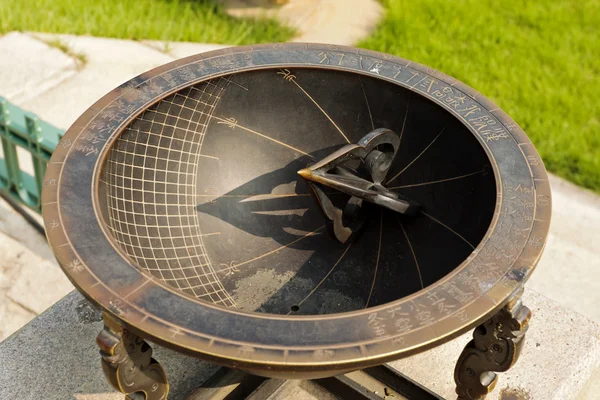 Старий корейський сонячний годинник з металу — стокове фото