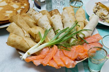 Somon dilimleri ve yeşil soğan (Rus yemekleri dis ile Pancakes