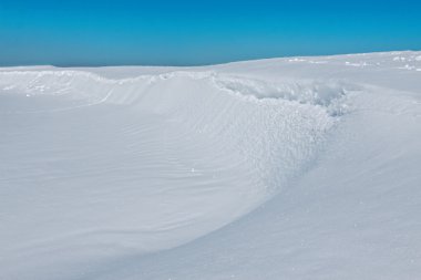 Güneşli sarıcı günde Riverside'ta ile karlı manzara