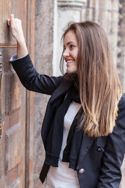 Girl bangs in a closed door — Stock Photo, Image