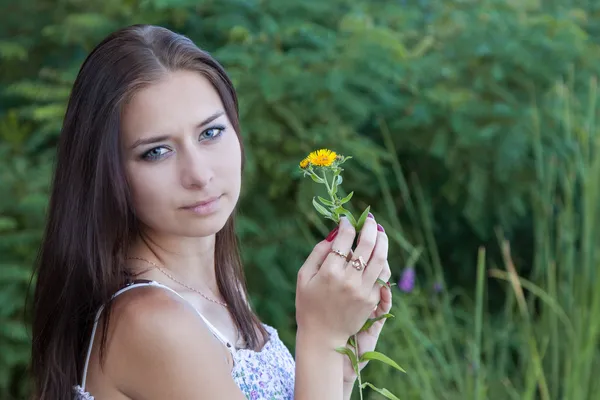 Retrato atractiva joven mujer — Foto de Stock