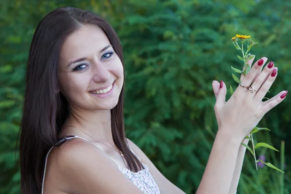 Retrato atractiva joven mujer — Foto de Stock