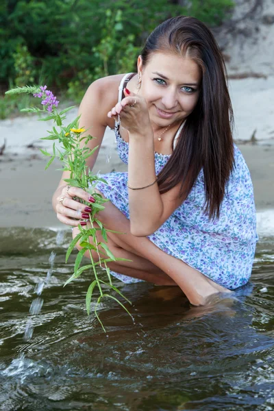 Ritratto di giovane donna attraente — Foto Stock