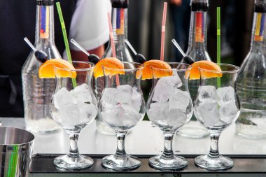 boş kokteyl bardağı buz ile