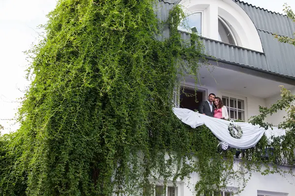 Young couple on balcony — Stock Photo, Image