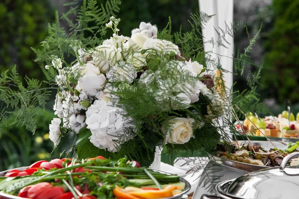 Flowers bouquet on holiday table — Stock Photo, Image