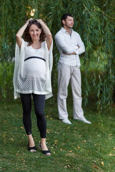 Jeune famille en plein air — Photo