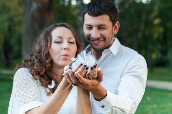 Jovem casal se divertindo — Fotografia de Stock