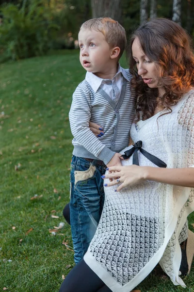 Zwangere moeder en haar zoon — Stockfoto