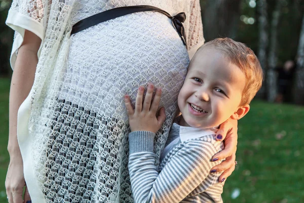 Zwangere moeder en haar zoon — Stockfoto