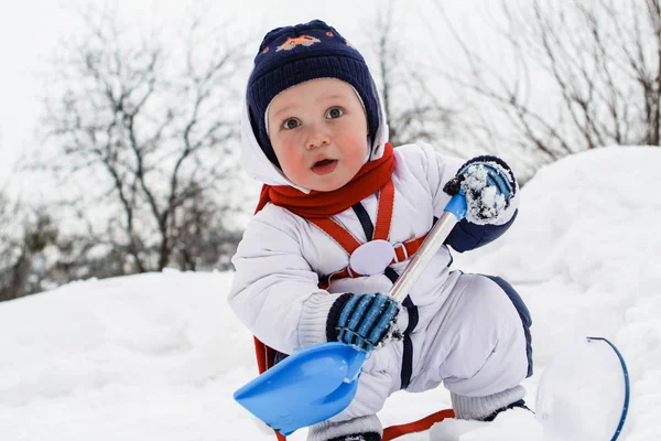 Winterporträt eines kleinen Jungen — Stockfoto